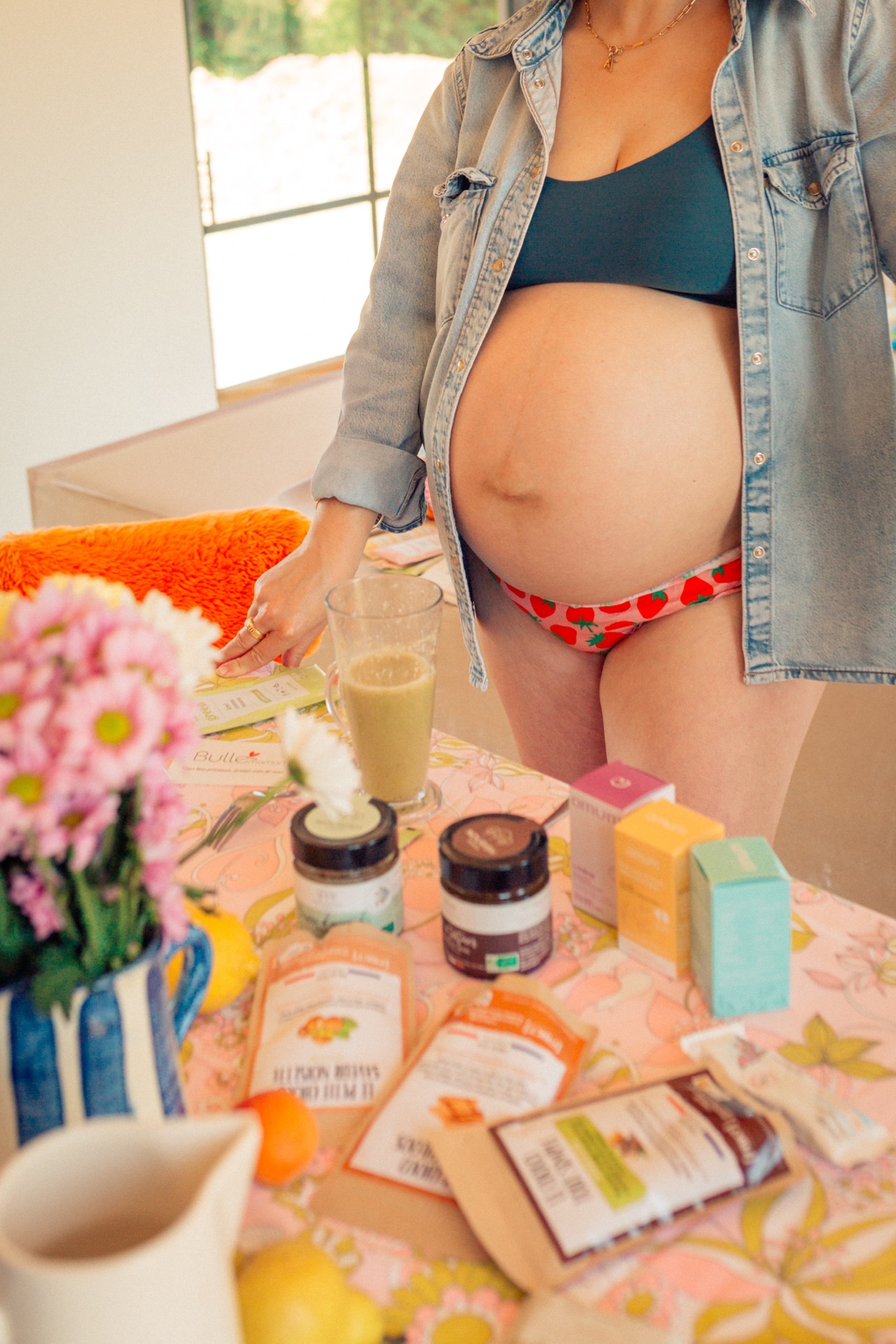 Future maman prenant soin d'elle avec ses cosmétiques bio Bulle de Maman